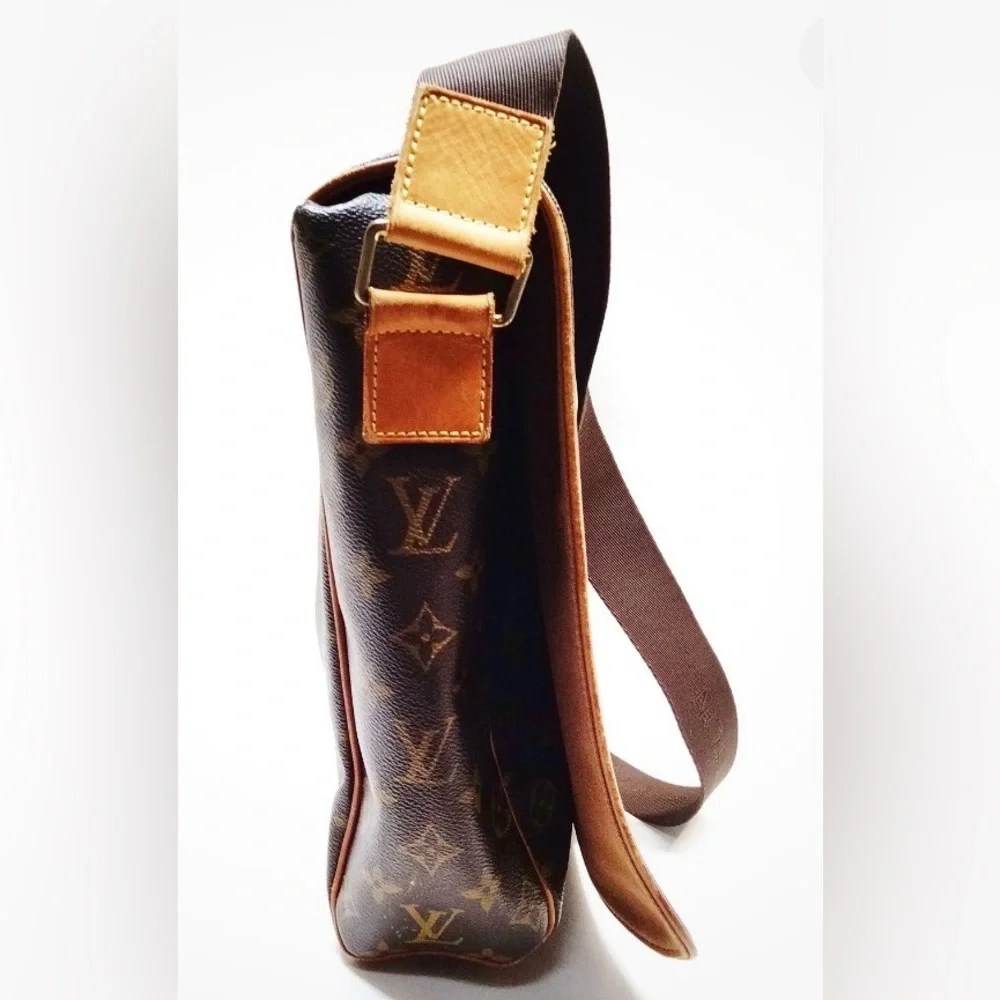 Louis Vuitton Abbesses messenger bag which features the brand's iconic monogram - Picture 3 of 8